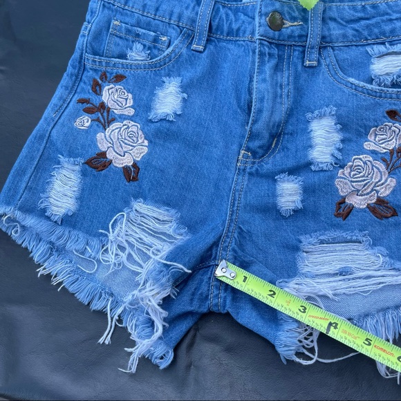 Fashion Nova Denim Distressed Shorts Floral Size S
Color blue - Picture 7 of 7